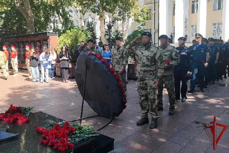 В Дагестане росгвардейцы почтили память коллег, погибших при исполнении служебного долга