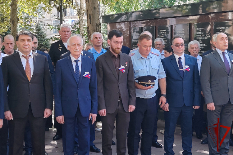 В Дагестане росгвардейцы почтили память коллег, погибших при исполнении служебного долга