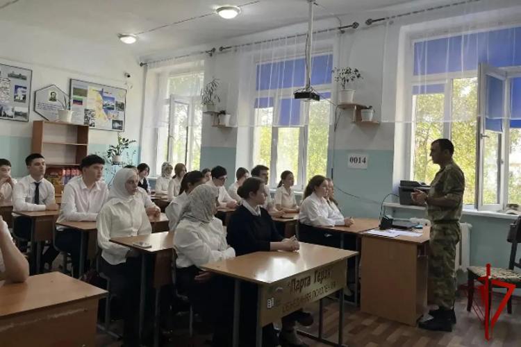Росгвардейцы провели уроки Мужества для дагестанских школьников