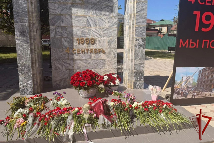 В Буйнакске сотрудники Росгвардии почтили память жертв теракта 1999 года