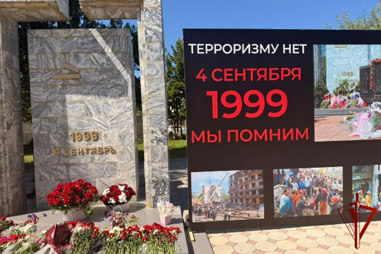 В Буйнакске сотрудники Росгвардии почтили память жертв теракта 1999 года