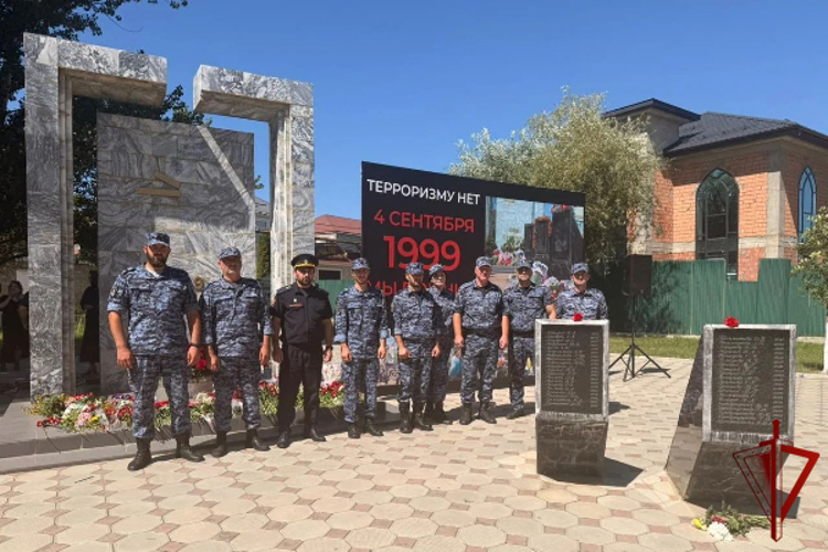 В Буйнакске сотрудники Росгвардии почтили память жертв теракта 1999 года