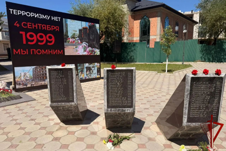 В Буйнакске сотрудники Росгвардии почтили память жертв теракта 1999 года