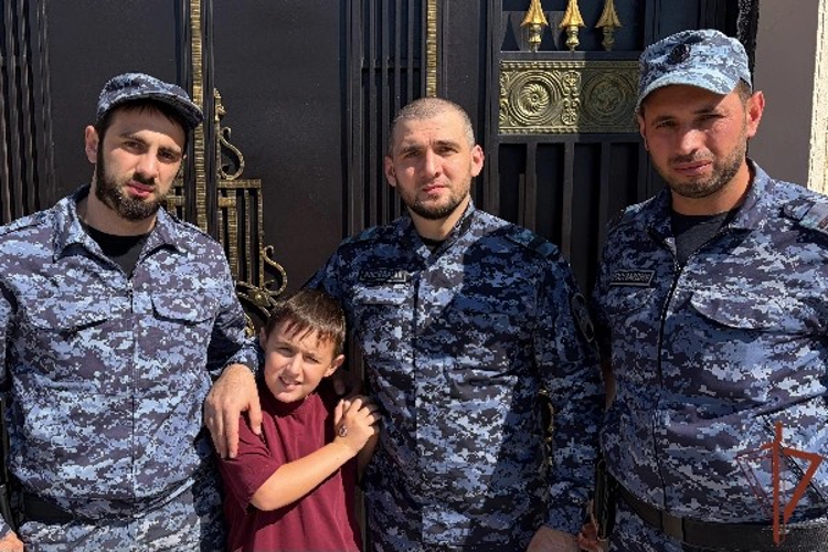 В Дагестане росгвардейцы вернули родителям потерявшегося ребенка