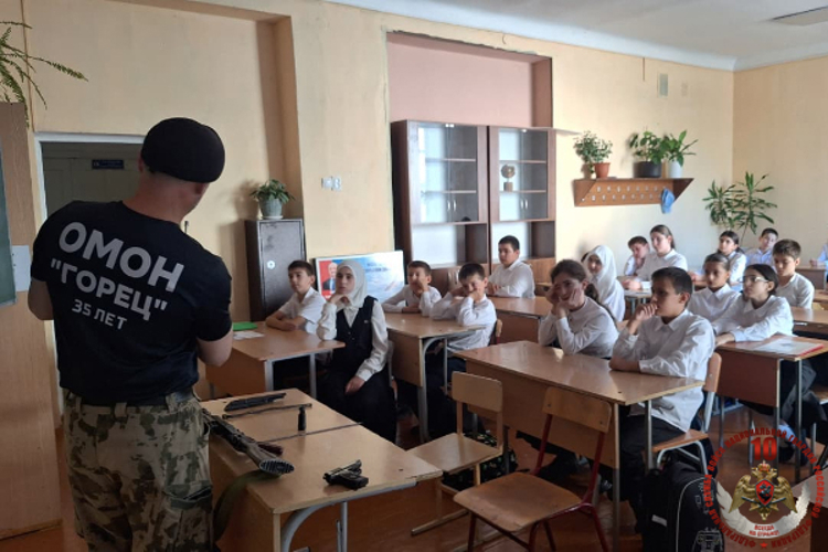 Офицер ОМОН Росгвардии встретился с дагестанскими школьниками