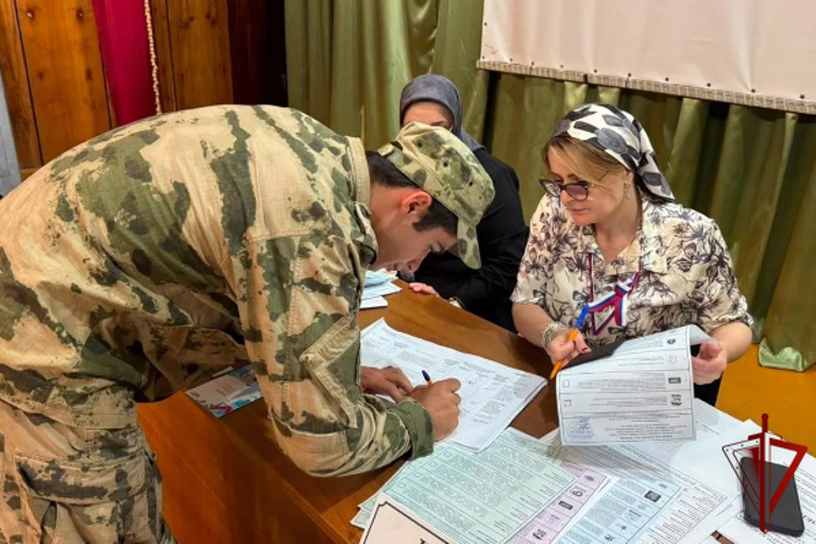 Военнослужащие махачкалинского соединения Росгвардии участвуют в голосовании