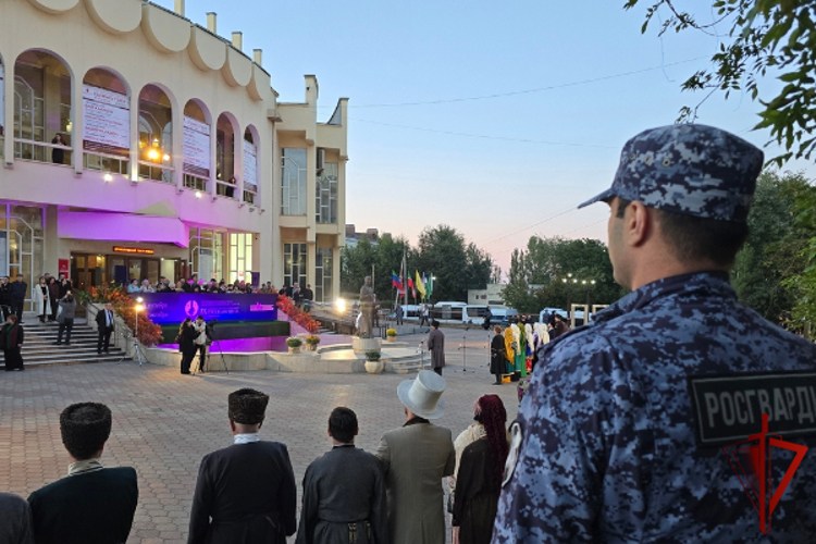 Правопорядок на открытии всероссийского театрального фестиваля обеспечили сотрудники Росгвардии в Дагестане