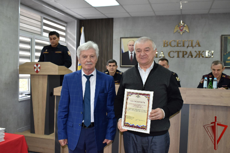 В Дагестане сотрудники вневедомственной охраны Росгвардии отметили 74-ю годовщину со дня образования службы