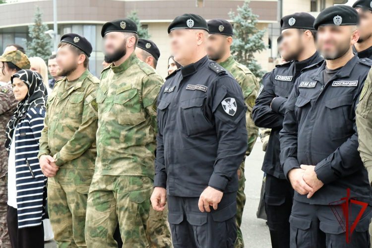 В Дагестане росгвардейцы поддержали патриотическую акцию «Одна страна – один флаг»