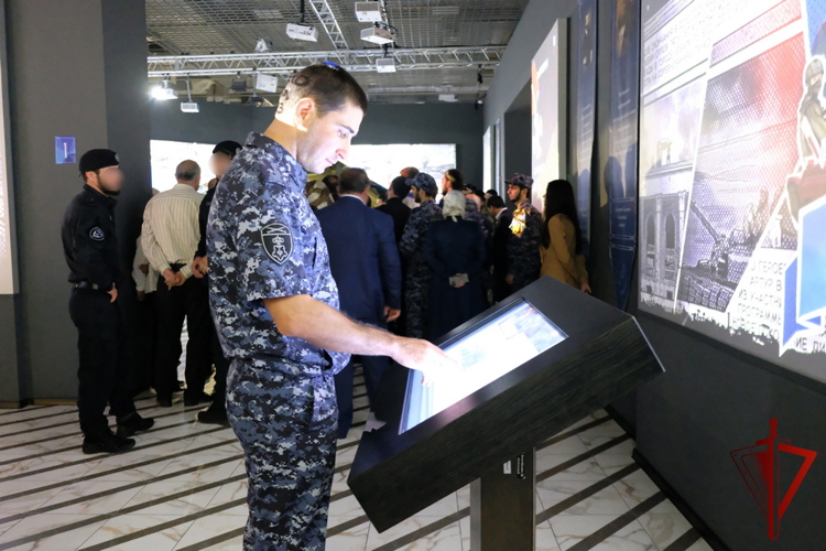 Росгвардейцы приняли участие в открытии мультимедийной выставки «Знание. Герои» в Дагестане