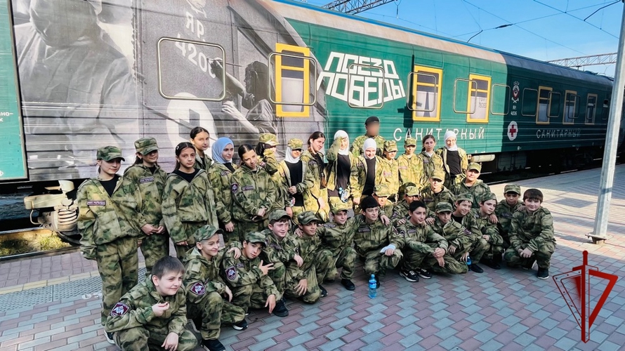 В Дагестане росгвардейцы организовали для учащихся профильного класса экскурсию в передвижной музей «Поезд Победы»