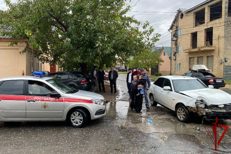 В Дагестане росгвардейцы пришли на помощь попавшим в ДТП