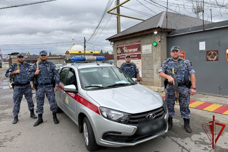 В Дагестане росгвардеец оказал помощь пострадавшему в ДТП водителю скорой помощи