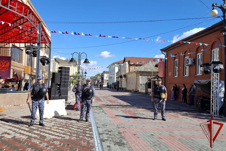 Сотрудники Росгвардии обеспечили правопорядок на День города Кизляра