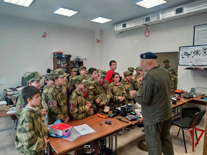 В Дагестане росгвардейцы встретились с учениками профильного класса