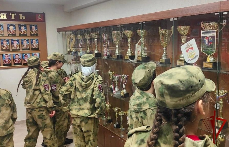 В Дагестане росгвардейцы встретились с учениками профильного класса