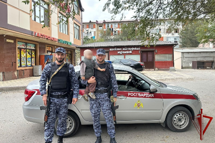 В Дагестане росгвардейцы вернули матери потерявшегося ребенка